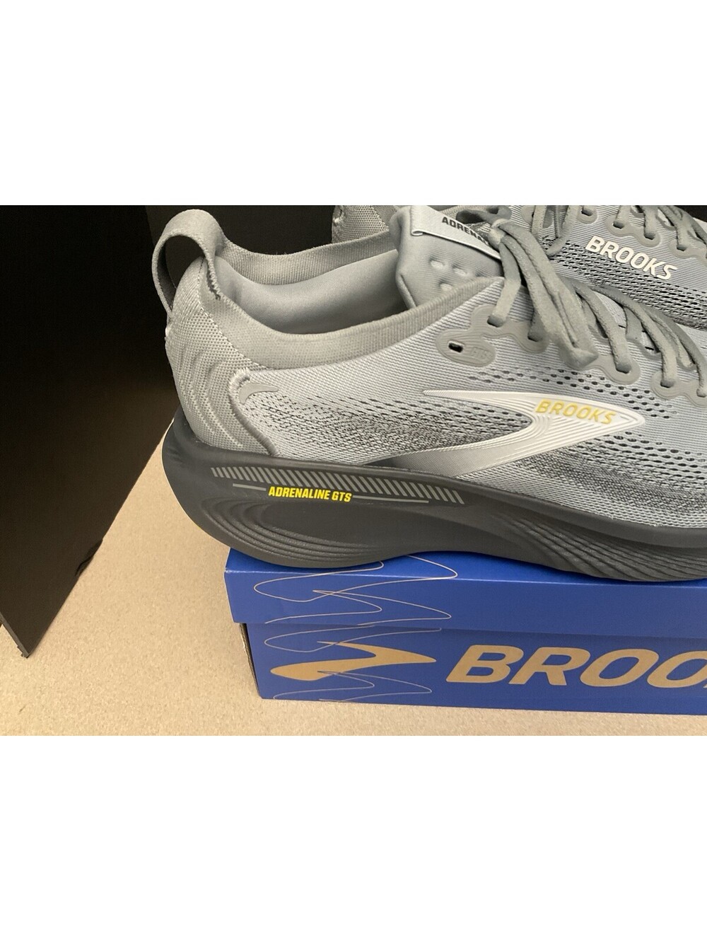 New! Mens Brooks Adrenaline GTS 25 Primer Grey/Ebony/Jasmin Shoes. Size 12.5-4E. - Picture 2 of 10